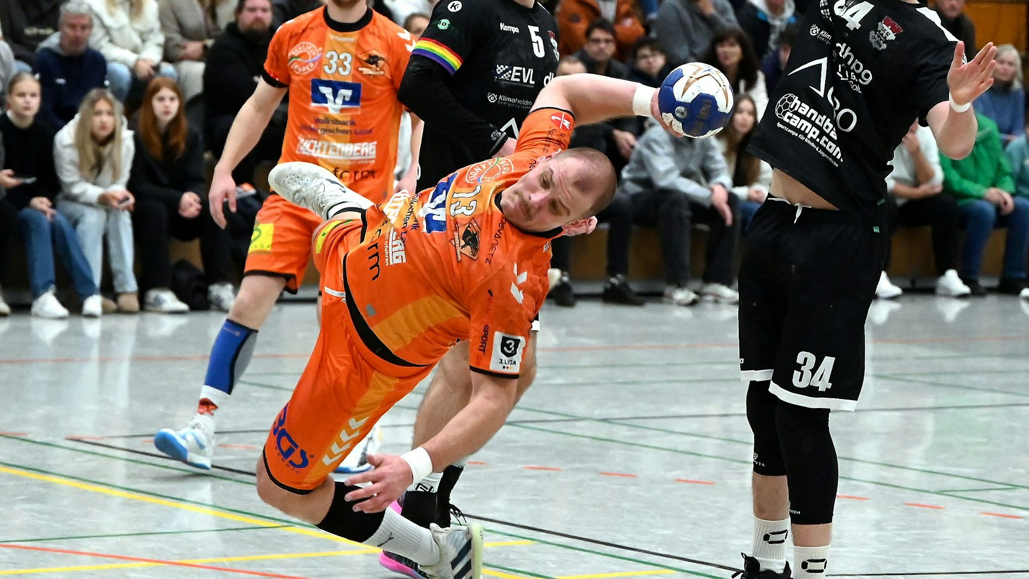 01.11.2024, Handball-Bergische Panther-TuS Opladen
vorne: Sam Lindemann (Panther)
rechts: Maximilian Schmidt (Opladen)
Foto: Uli Herhaus