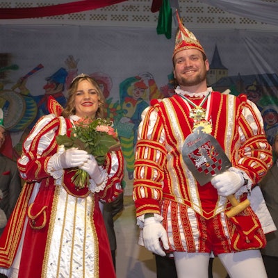 Ein proklamiertes Prinzenpaar steht auf der Bühne.