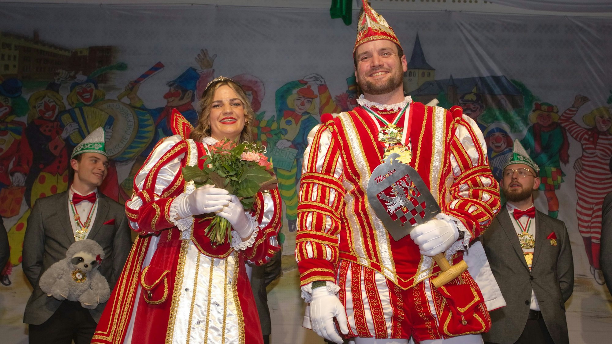 Ein proklamiertes Prinzenpaar steht auf der Bühne.