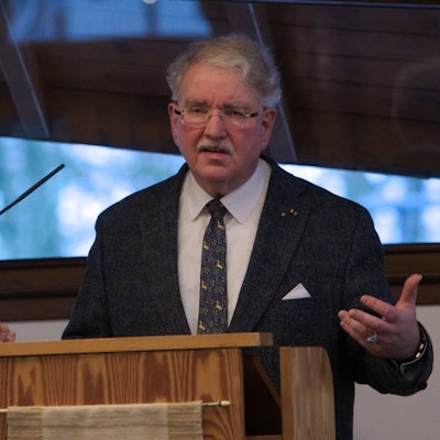 Stephen Gerhard Stehli an einem Rednerpult.