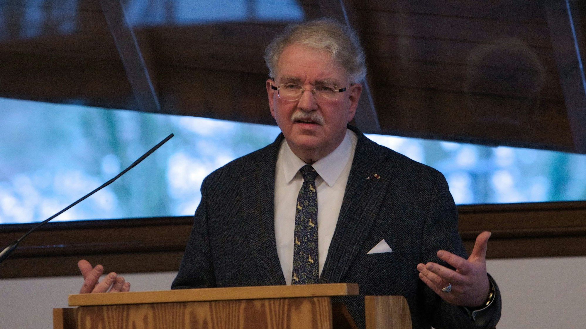 Stephen Gerhard Stehli an einem Rednerpult.