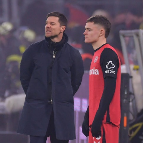 Xabi Alonso (l.) und Florian Wirtz beim Auswärtsspiel von Bayer 04 Leverkusen bei Borussia Dortmund.