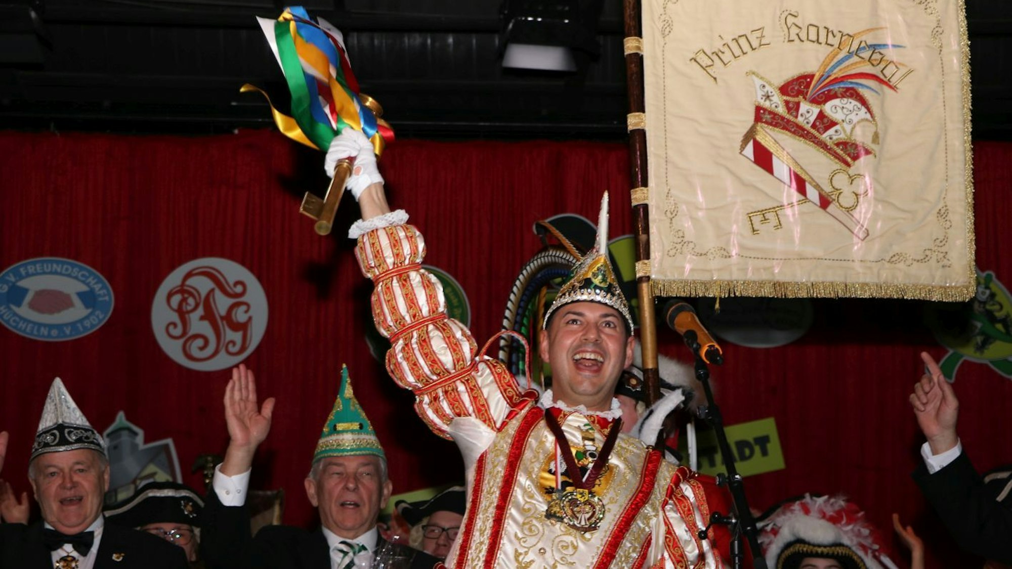 Mit dem Stadtschlüssel übernahm Prinz Thomas I. auch die närrische Regentschaft über Frechens Jecken.