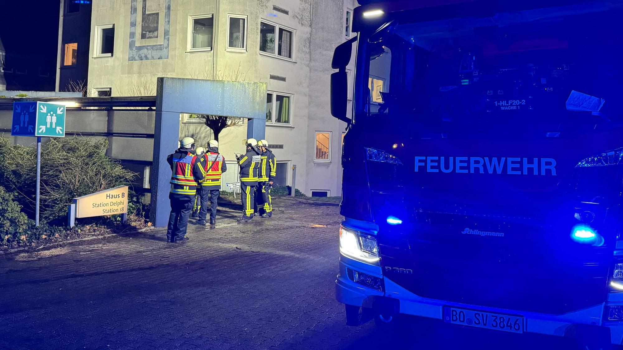 Die Feuerwehr vor dem Eingang zum Martin-Luther-Krankenhaus in Bochum-Wattenscheid.