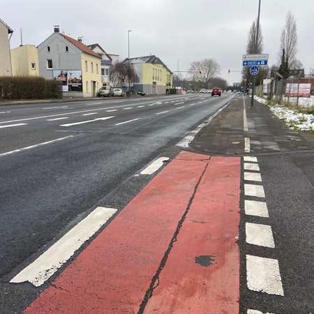 Im Bereich zwischen Hohe Straße und Elke Straße reicht der vorhandene Platz nicht zur Einrichtung eines Radfahrstreifens, hier soll der Radverkehr über den vorhandenen, separaten Radweg laufen.