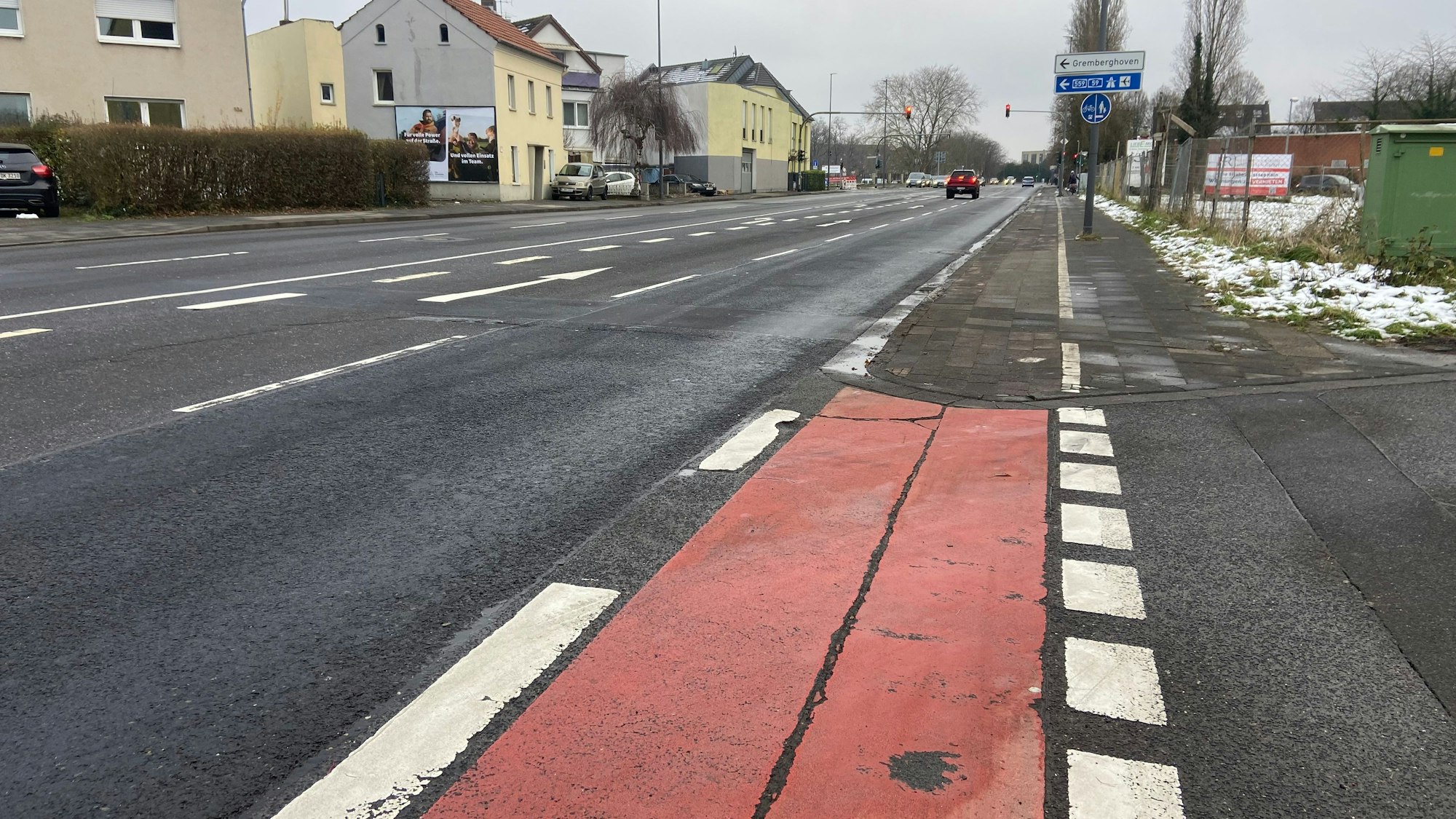 Im Bereich zwischen Hohe Straße und Elke Straße reicht der vorhandene Platz nicht zur Einrichtung eines Radfahrstreifens, hier soll der Radverkehr über den vorhandenen, separaten Radweg laufen.