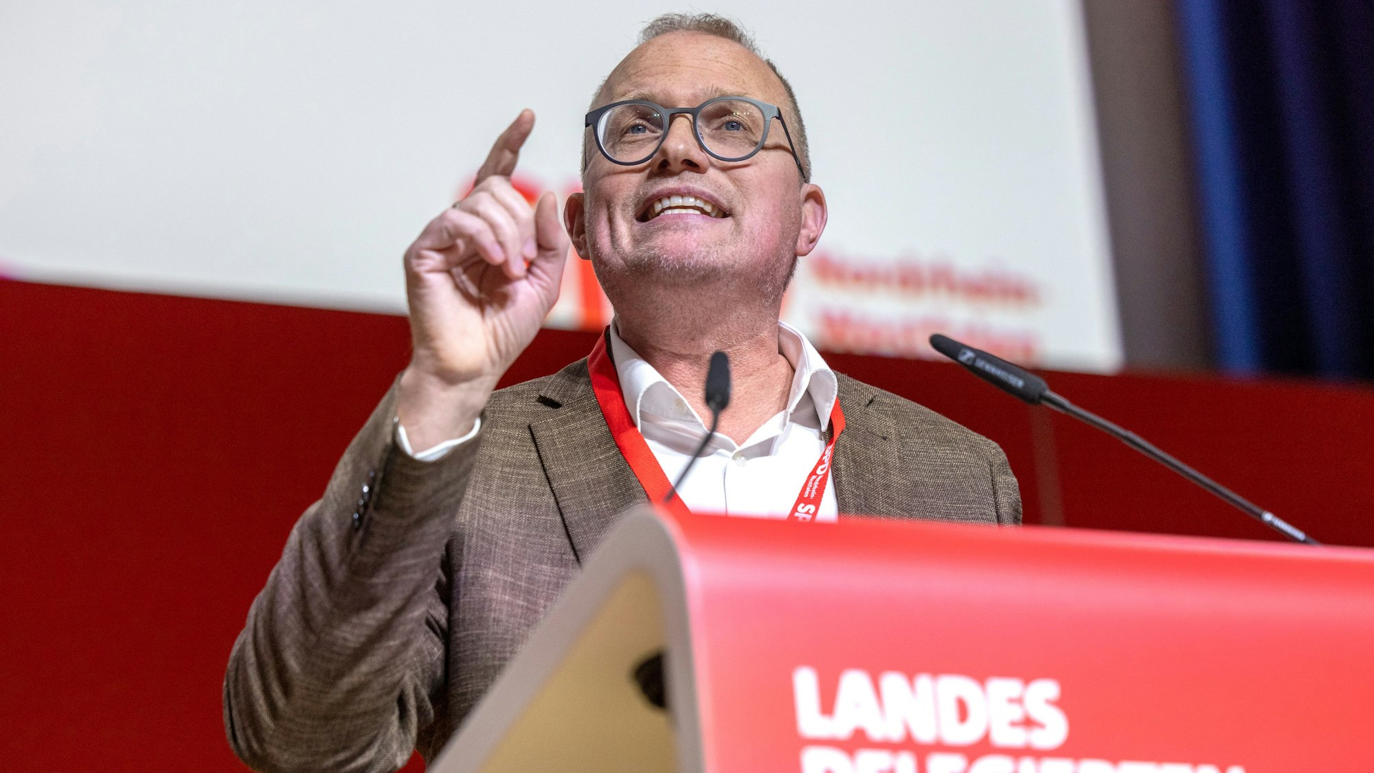 Jochen Ott (SPD), Vorsitzender der SPD-Landtagsfraktion, spricht bei der Landesdelegiertenkonferenz in Essen.