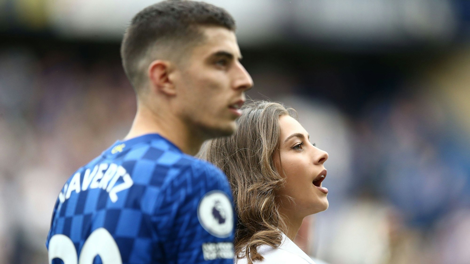 Sophia und Kar Havertz stehen auf dem Platz.