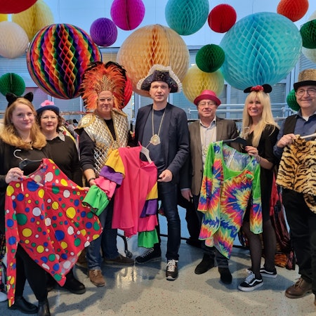 Verkleidete Menschen präsentieren die Eckpunkte des Avea-Kostümsrauschs, der am 26. Januar 2025 stattfindet.