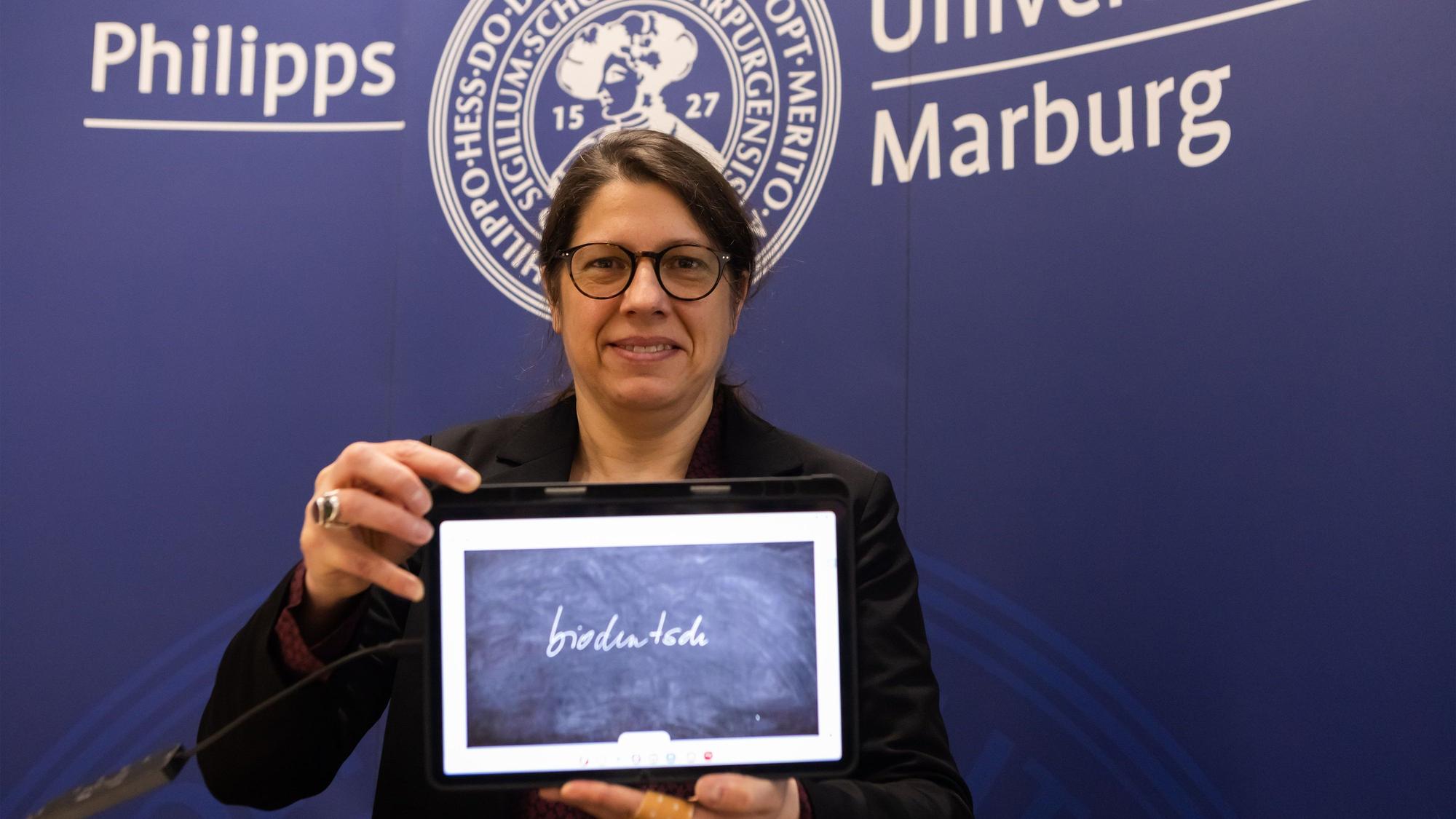 Constanze Spieß, Professorin am Institut für Germanistische Sprachwissenschaft der Philipps-Universität Marburg und Sprecherin der Unwort-Jury, verkündet die Entscheidung auf der Pressekonferenz im Forschungszentrum Deutscher Sprachatlas.