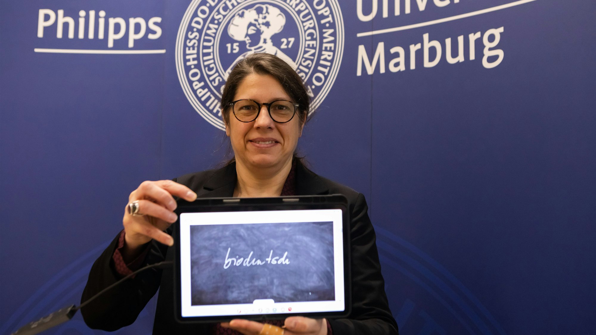 Constanze Spieß, Professorin am Institut für Germanistische Sprachwissenschaft der Philipps-Universität Marburg und Sprecherin der Unwort-Jury, verkündet die Entscheidung auf der Pressekonferenz im Forschungszentrum Deutscher Sprachatlas.