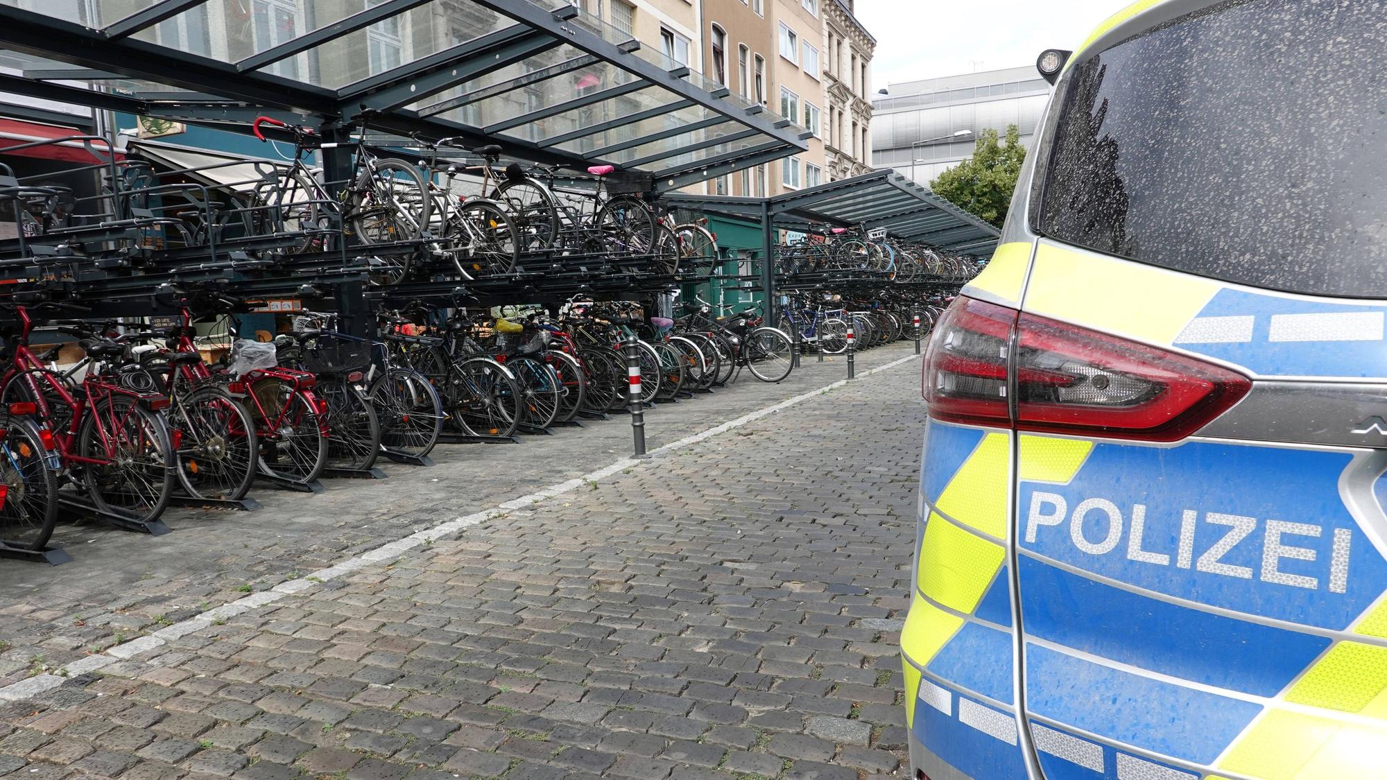 Polizeifahrzeug an doppelstoeckigen, ueberdachten Fahrradstellplaetzen am Suedbahnhof, Deutschland, Nordrhein-Westfalen, Koeln Police car at double-deck roofed bicycle stands at the south station, Germany, North Rhine-Westphalia, Cologne BLWS672487 *** Police vehicle to double-decker, roof over bicycle parking spaces on south station, Germany, North Rhine Westphalia, Cologne Police Car AT Double Deck roofed BICYCLE stands AT The South station, Germany, North Rhine Westphalia, Cologne BLWS672487 Copyright: xblickwinkel/E.xTeisterx