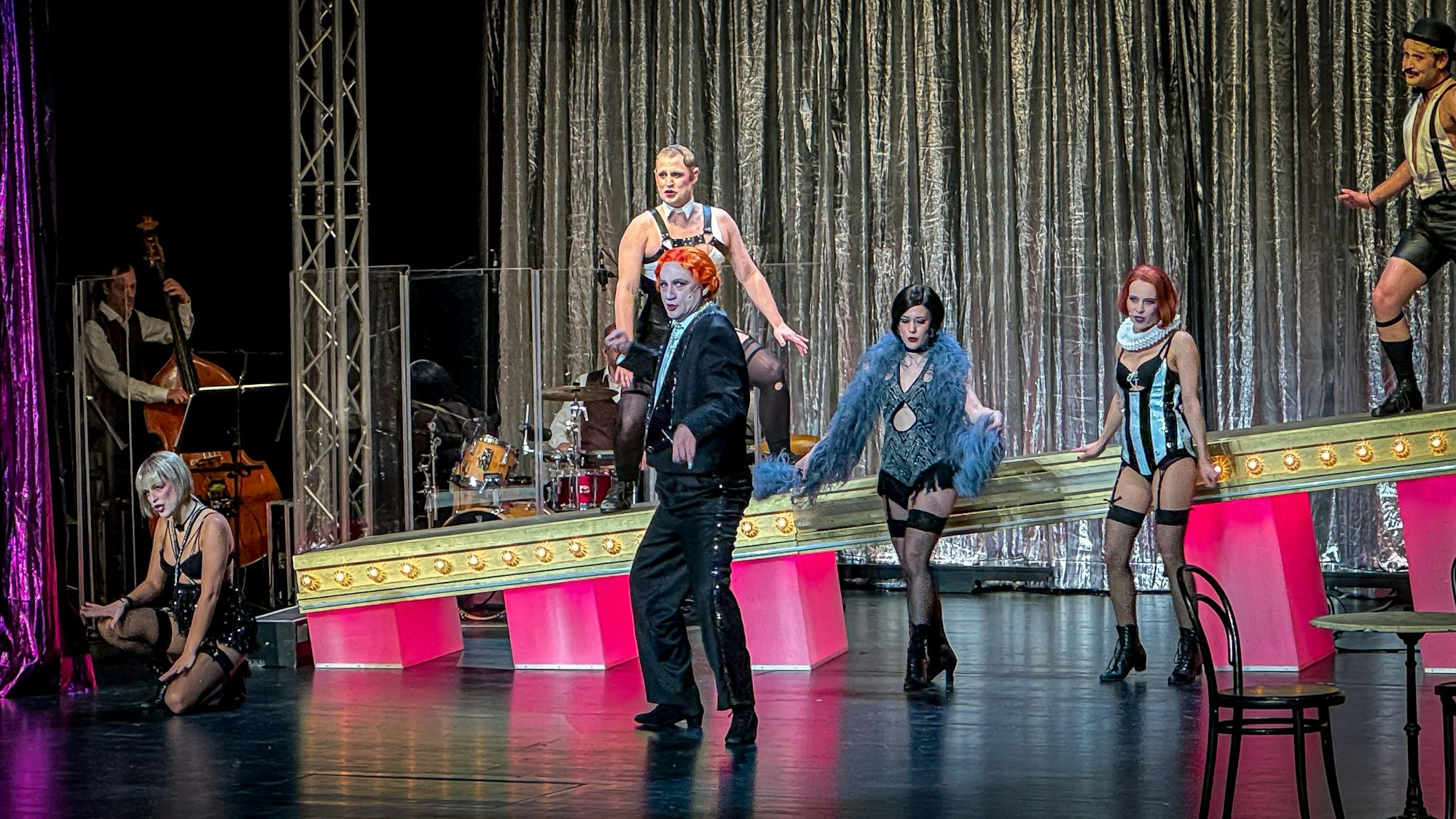 „Cabaret“ ist eine Warnung vor den Gefahren des politischen Extremismus und eine Fürsprache für Menschlichkeit und Toleranz.