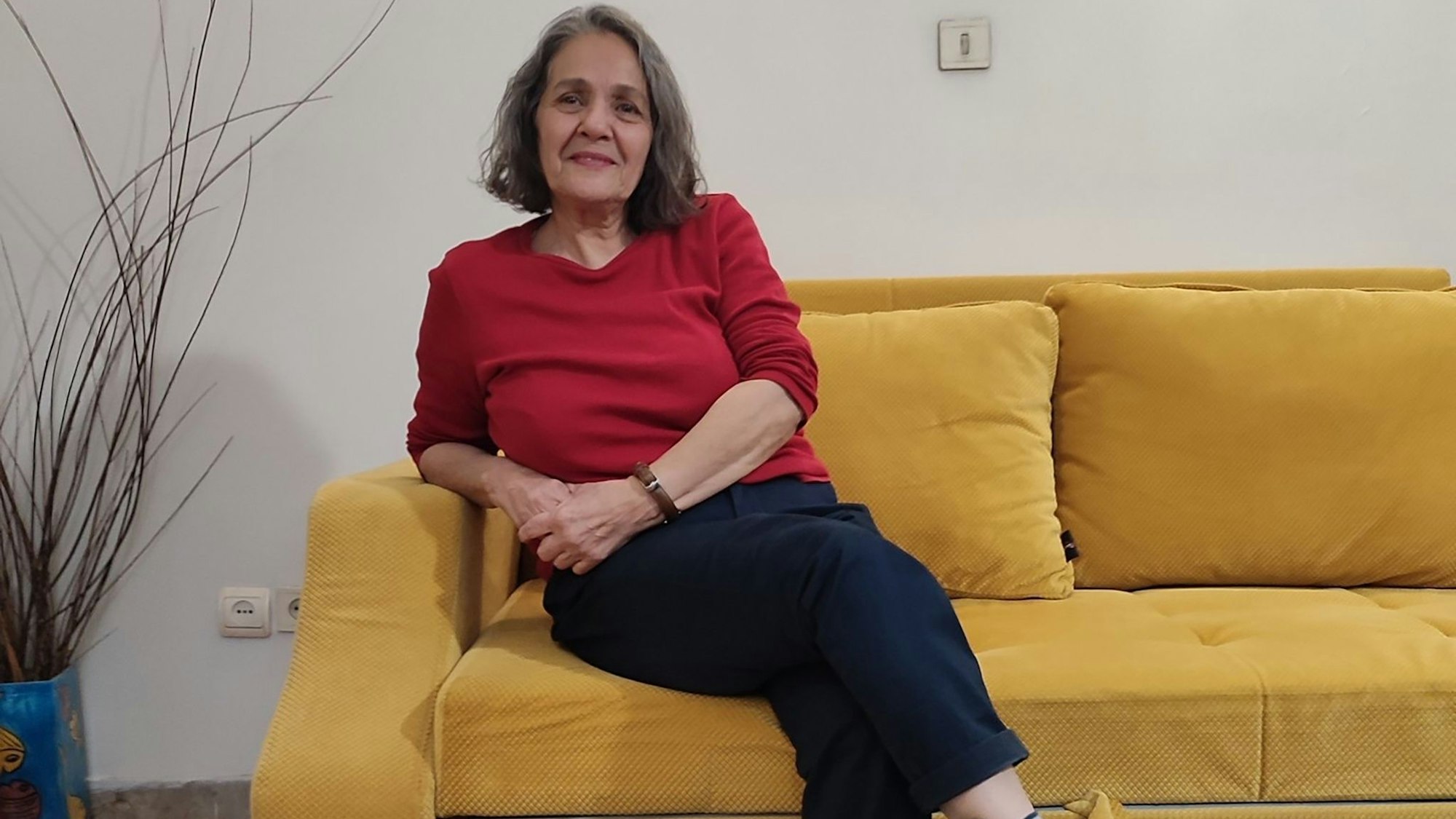 Das Bild zeigt die Deutsch-Iranerin Nahid Taghavi nach ihrer vorübergehenden Freilassung aus dem berüchtigten Ewin-Gefängnis in Teheran.