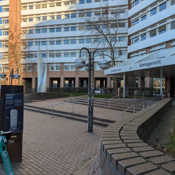 Das Bild zeigt das Gerichtsgebäude von der Außenseite.