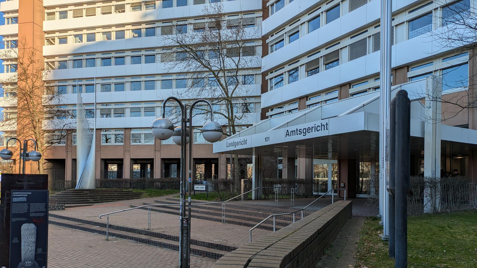 Der Eingang zum Amts- und Landgericht Köln an der Luxemburger Straße