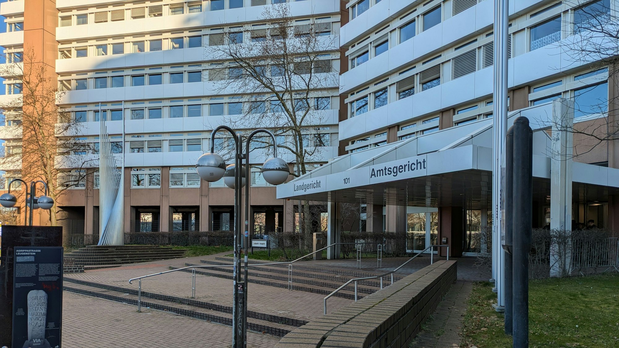 Der Eingang zum Amts- und Landgericht Köln an der Luxemburger Straße