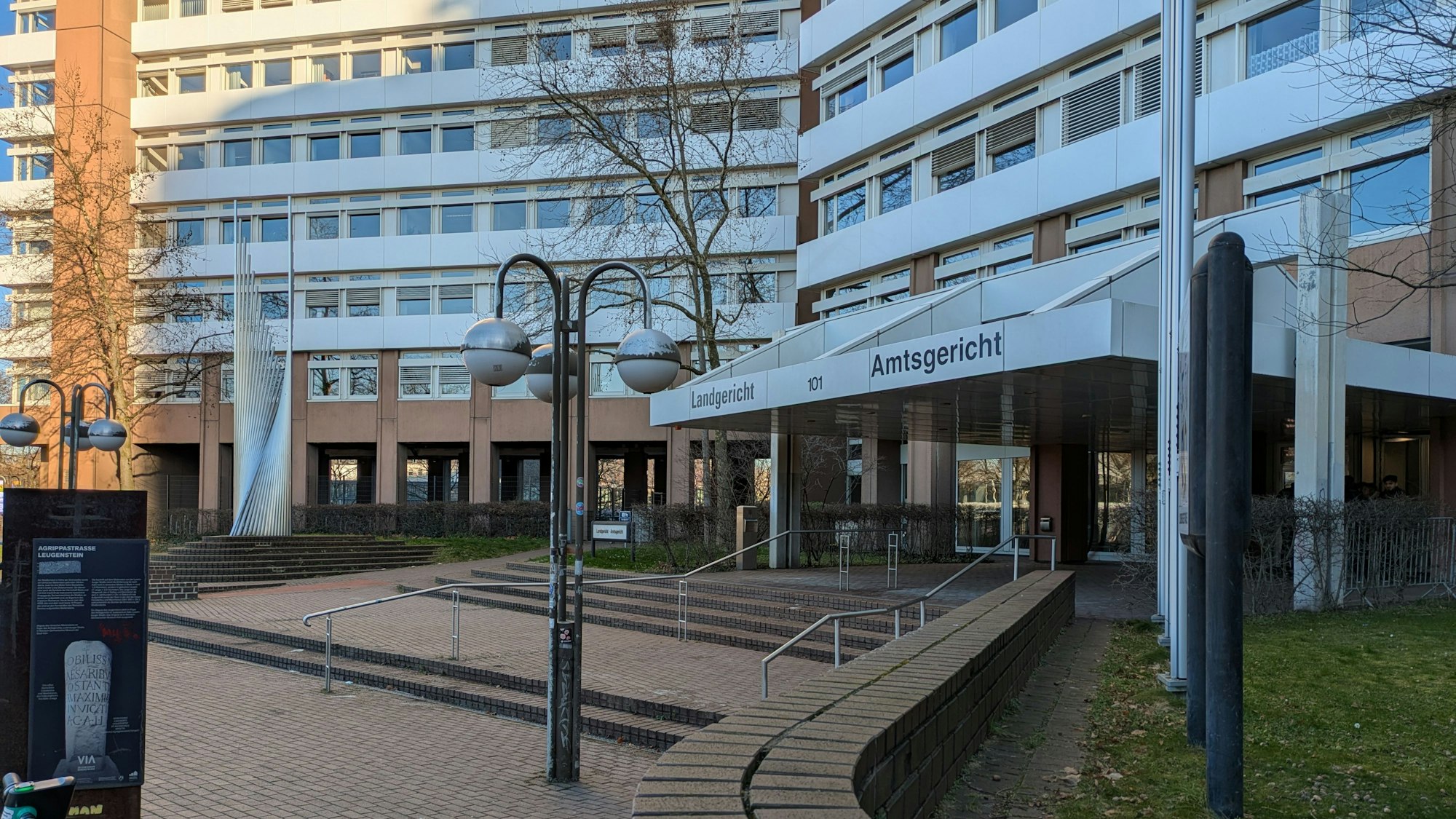 Der Eingang zum Amts- und Landgericht Köln an der Luxemburger Straße.