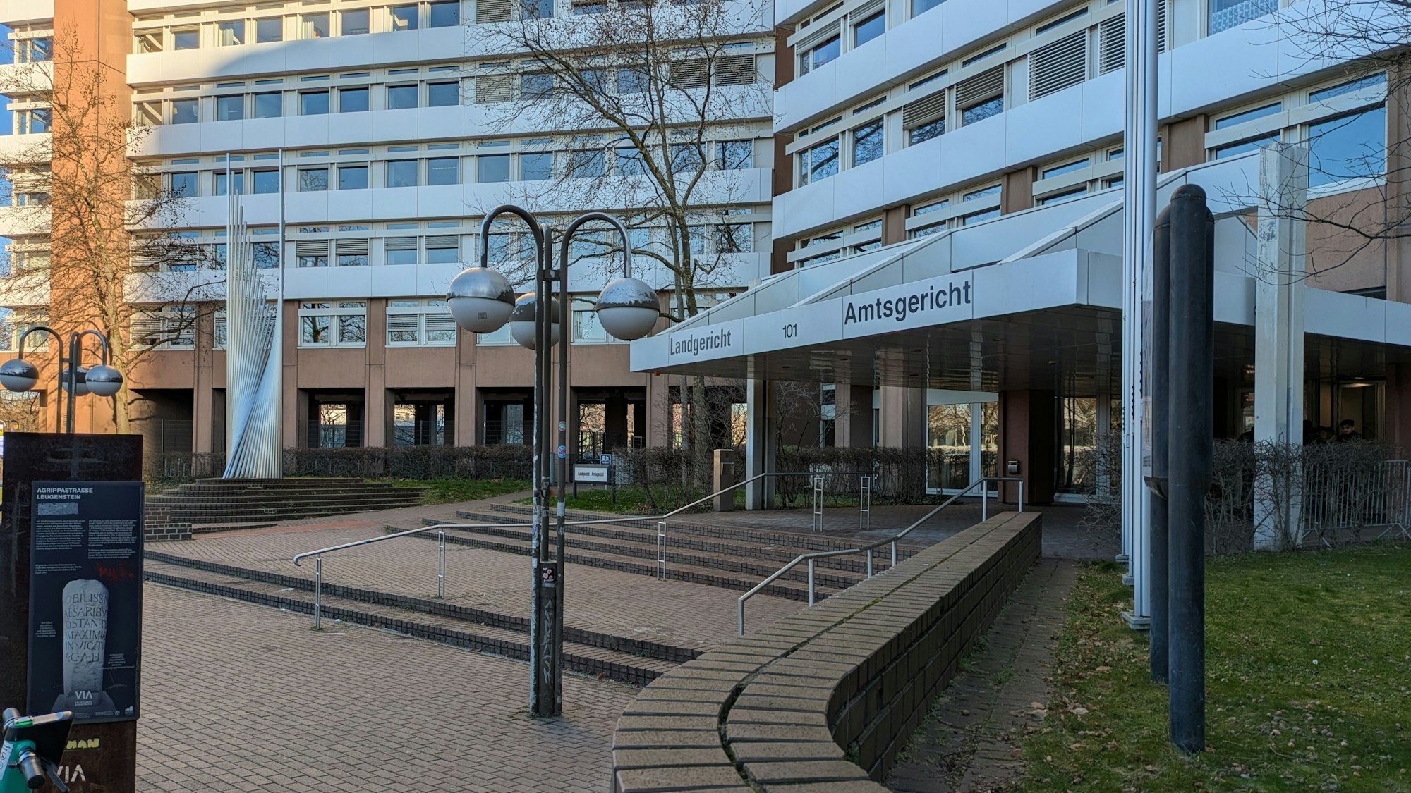 Vor dem Landgericht geht es unter anderem um den Vorwurf des Stalkings (Symbolbild).