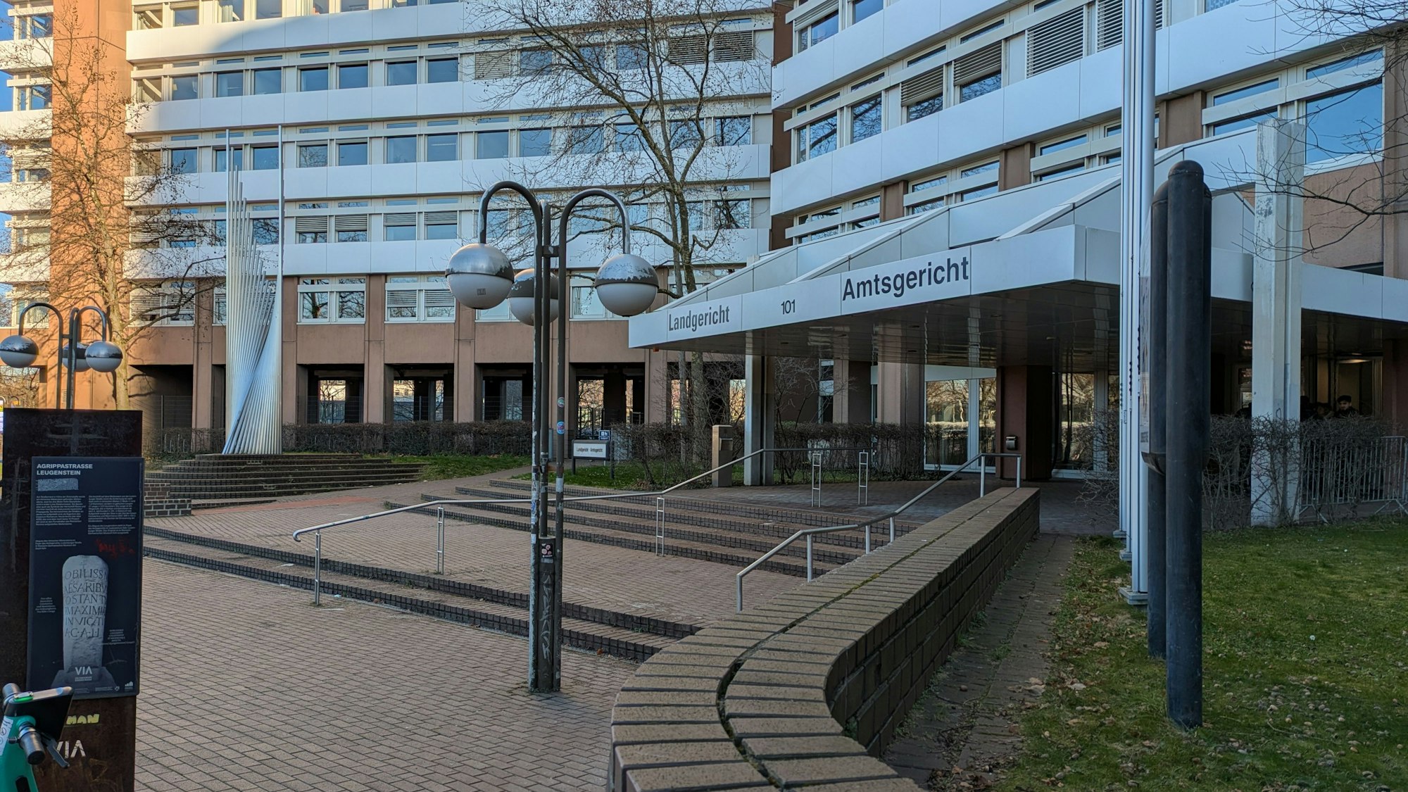 Der Eingangsbereich zu einem Gerichtsgebäude.