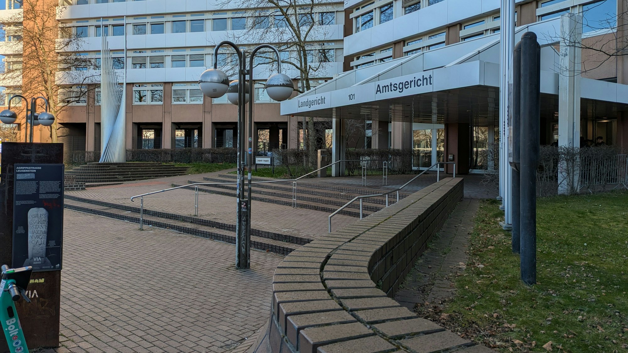 Der Eingang zum Amts- und Landgericht Köln an der Luxemburger Straße