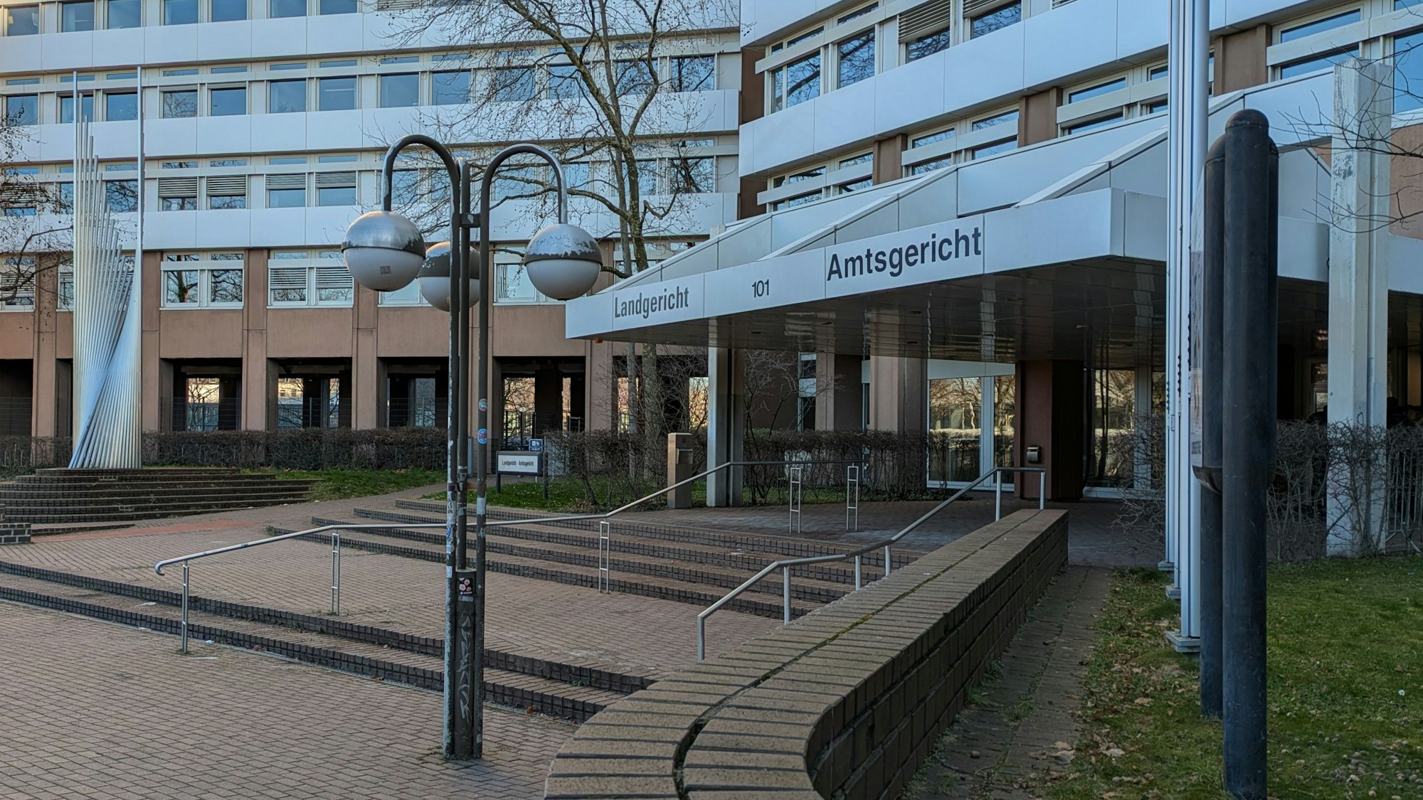Der Eingang zum Amts- und Landgericht Köln an der Luxemburger Straße