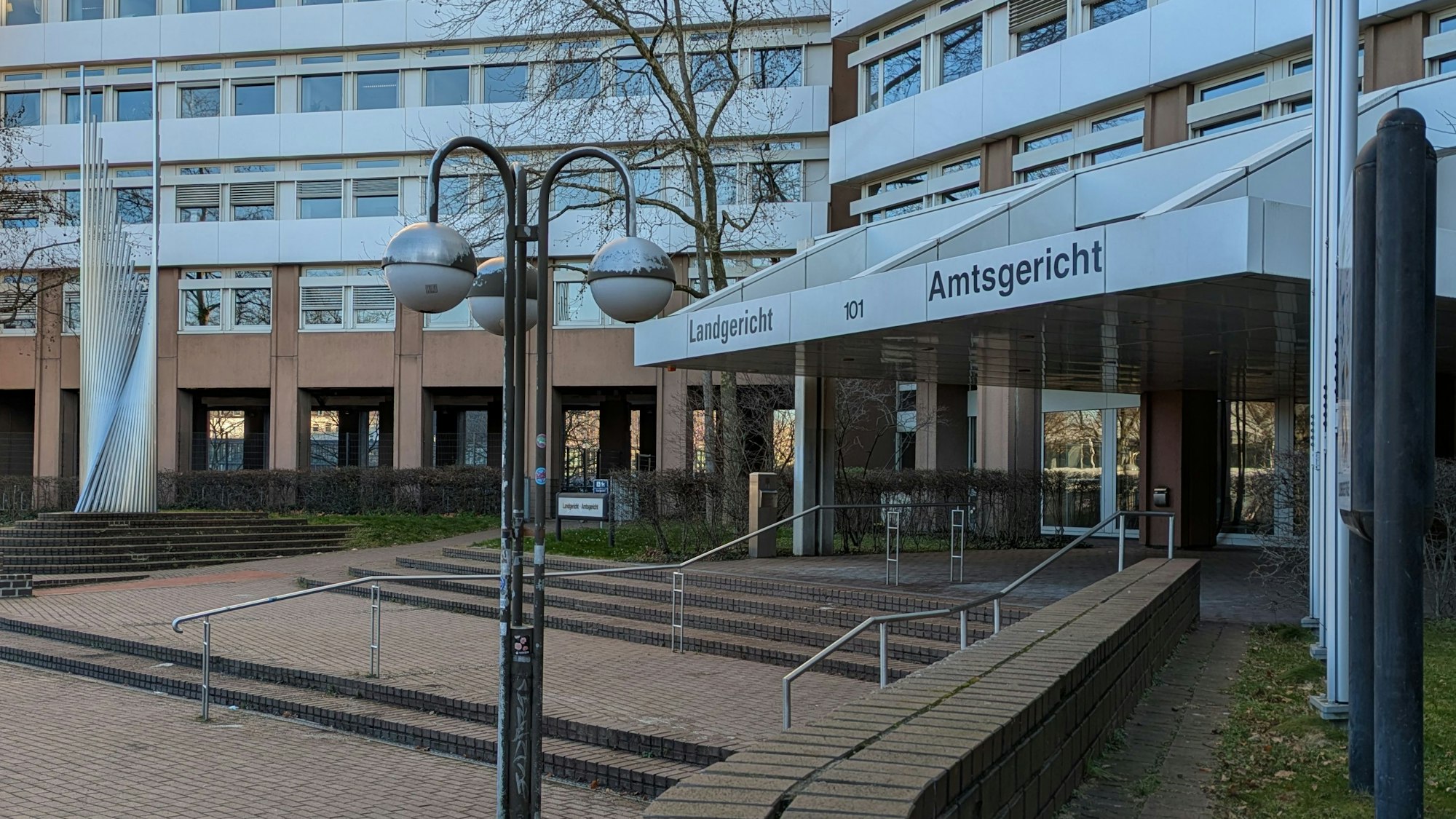 Das Bild zeigt den Eingangsbereich des Land- und Amtsgerichts in Köln