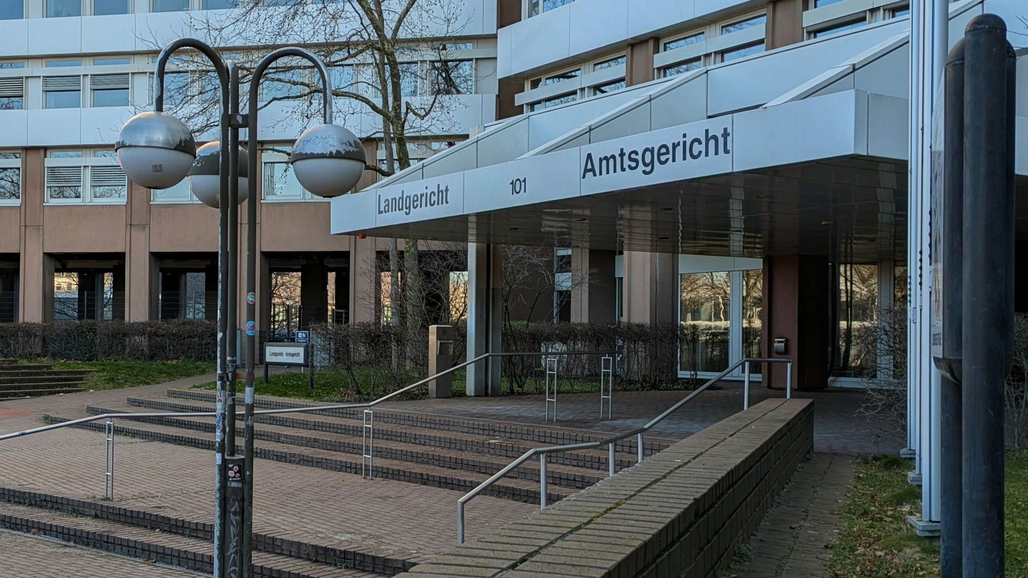Das Bild zeigt das Gerichtsgebäude von der Außenseite.