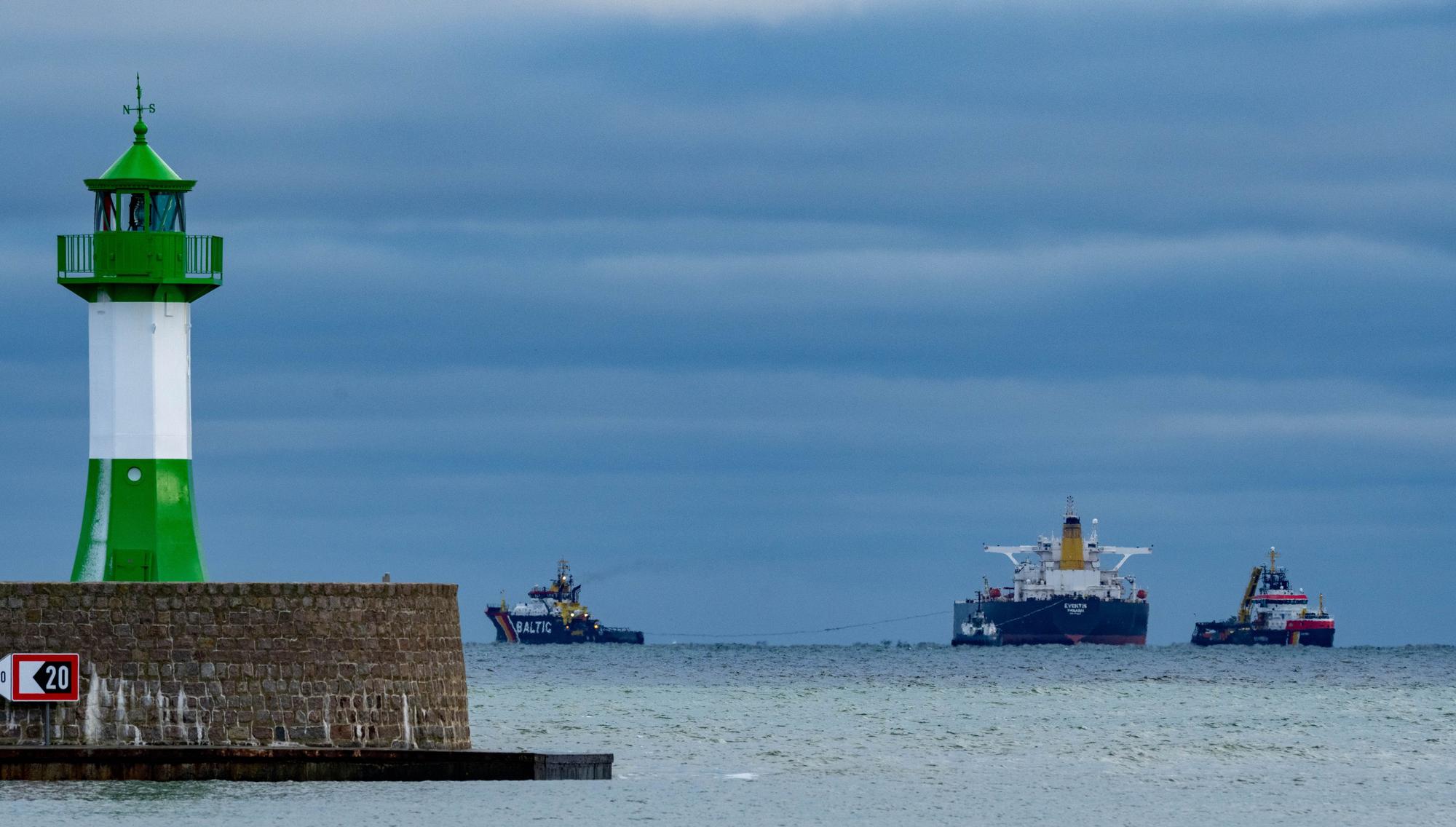 Der manövrierunfähige Tanker ·„Eventin“· liegt zwischen Binz und Sassnitz vor Anker, neben ihm Schleppboote, links im Bild das Leuchtfeuer an der Hafeneinfahrt Sassnitz.