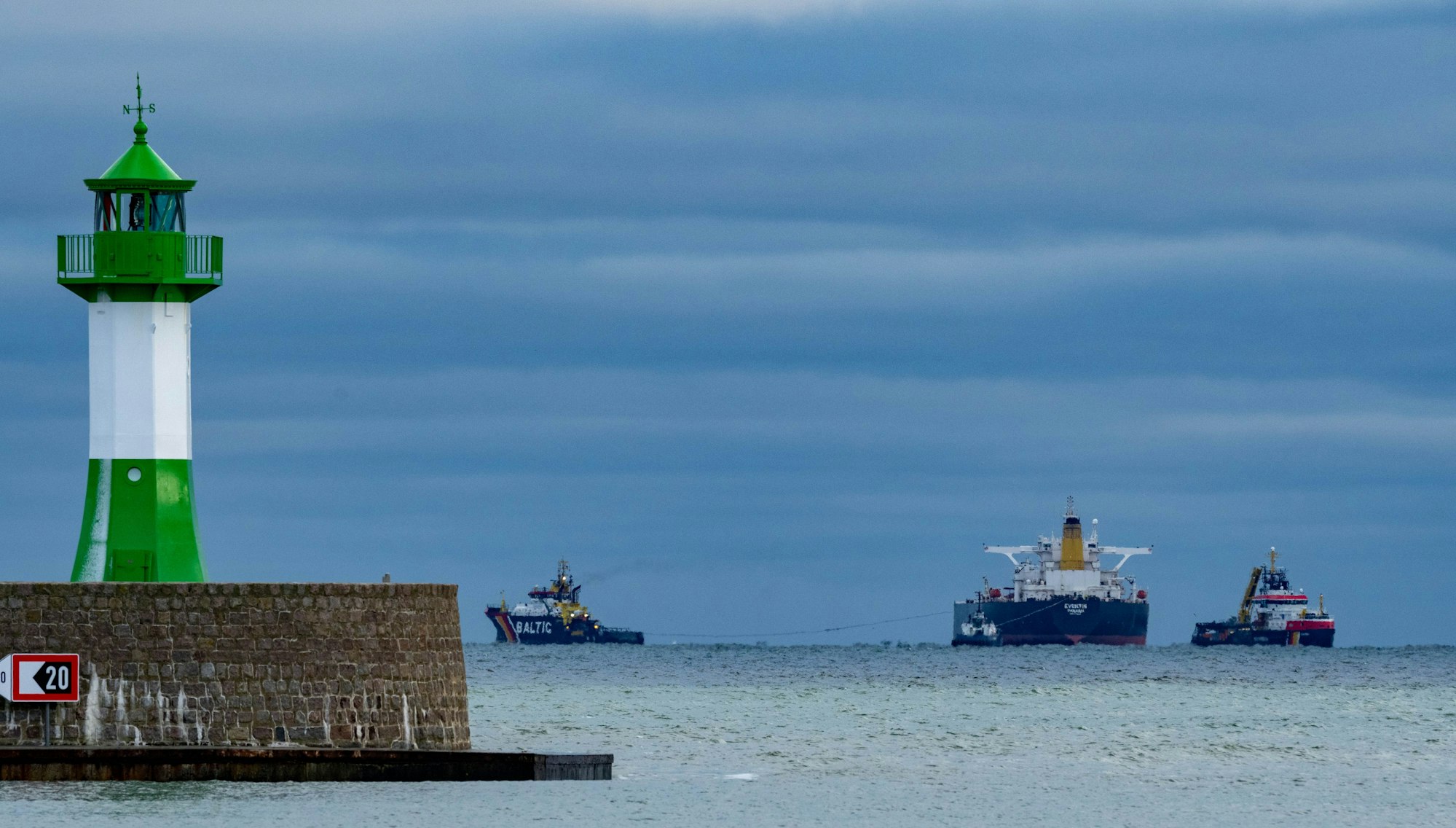 Der manövrierunfähige Tanker ·„Eventin“· liegt zwischen Binz und Sassnitz vor Anker, neben ihm Schleppboote, links im Bild das Leuchtfeuer an der Hafeneinfahrt Sassnitz.
