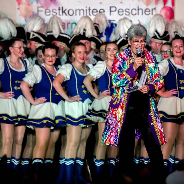 Gekonnt führte Sitzungspräsidentin Gertrud Meinert durch das mehrstündige Sitzungsprogramm in der Aula des Pescher Gymnasiums.