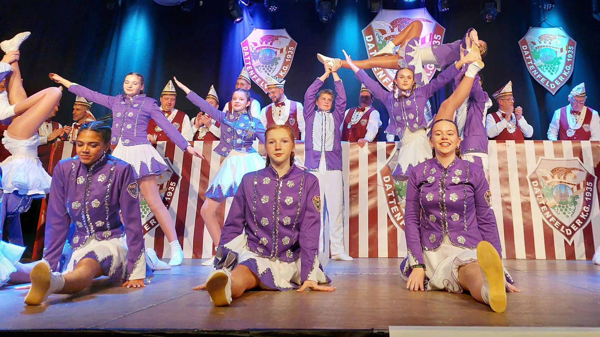 Die KG Dattenfeld feierte in der Halle Kabelmetal ihre Prunksitzung. Mit dabei war das Gefolge des Kinderprinzenpaares, die Windecker Burgmäuse.