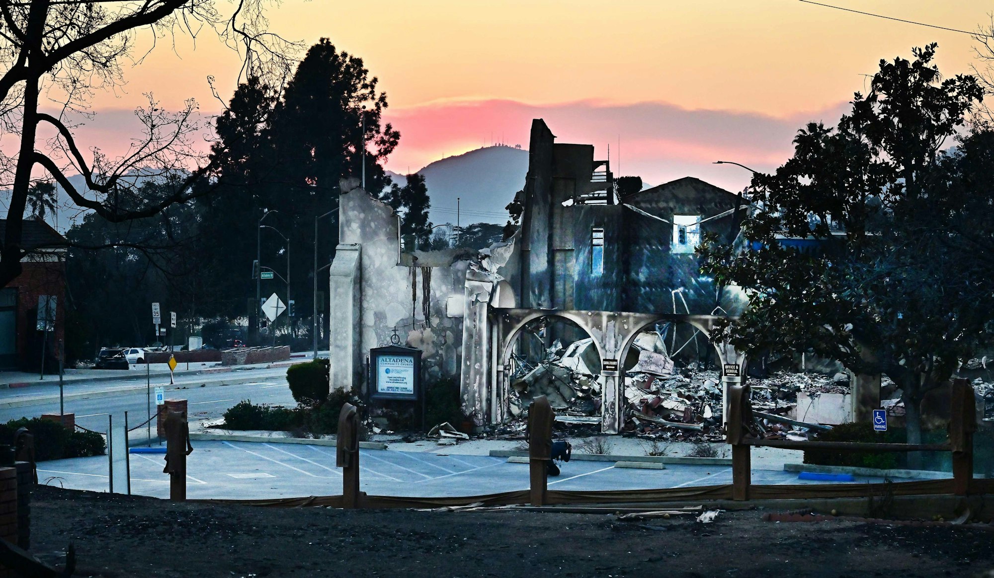 Die Altadena Community Church liegt in Ruinen.