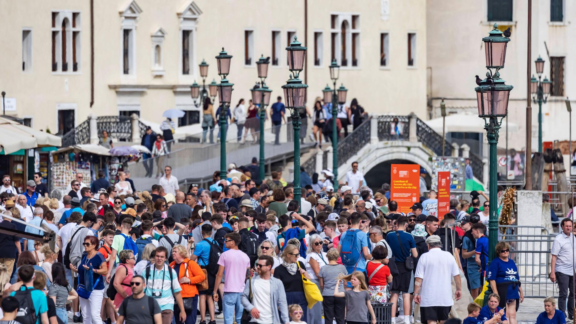 Touristen in Venedig.