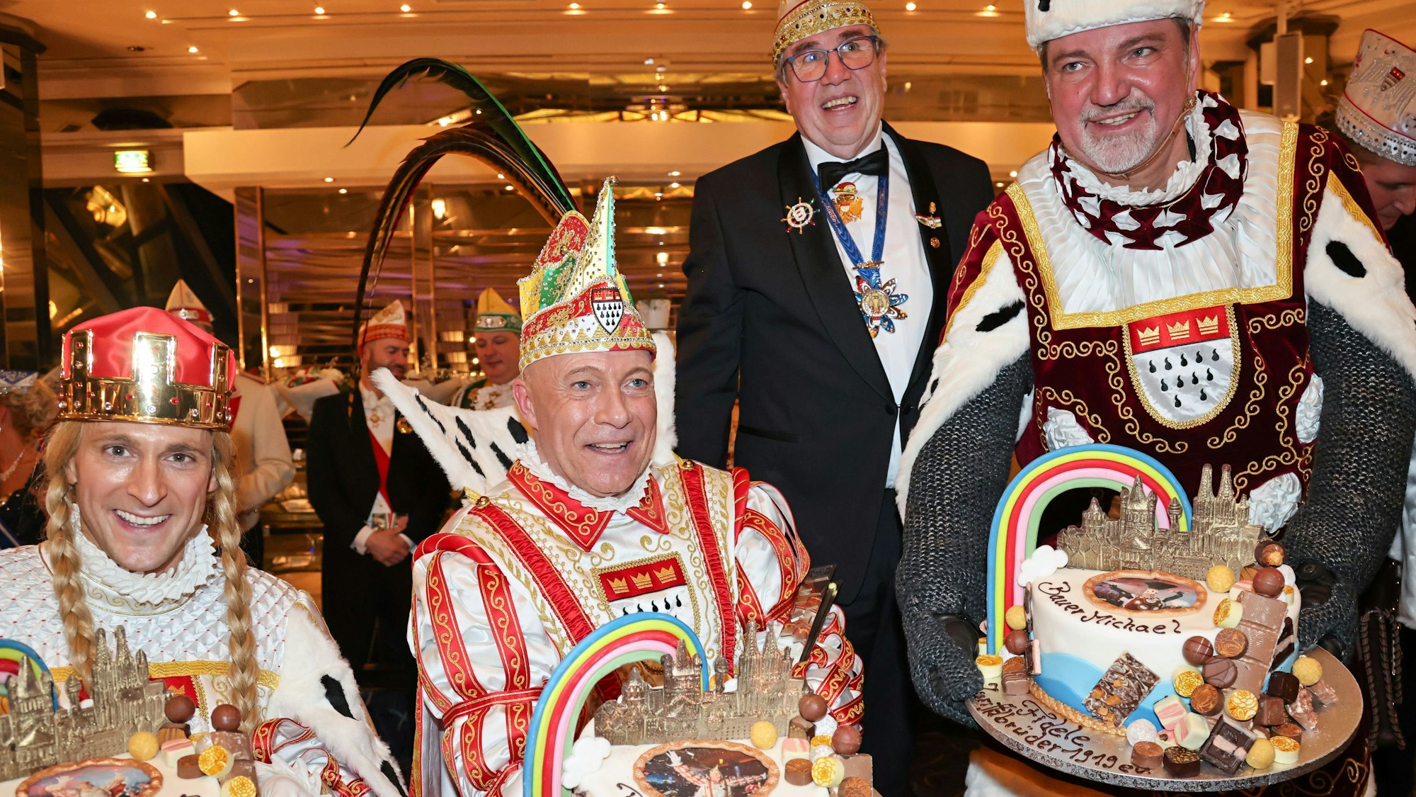 Zu sehen sind Prinz René, Bauer Sascha und Jungfrau Marlis von Zunftbrüder-Mitglied, sowie Konditormeister René Weber.