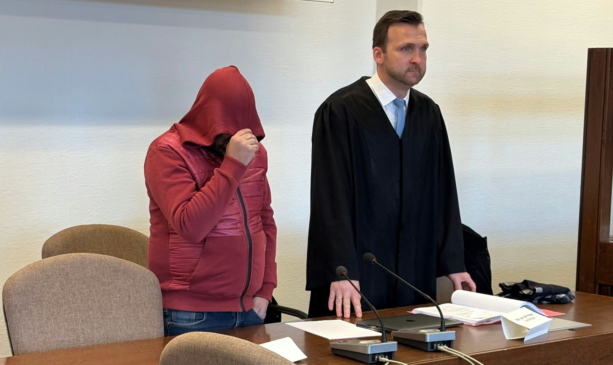 Der beschuldigte Taxifahrer mit seinem Verteidiger beim Prozessauftakt im Landgericht Köln.