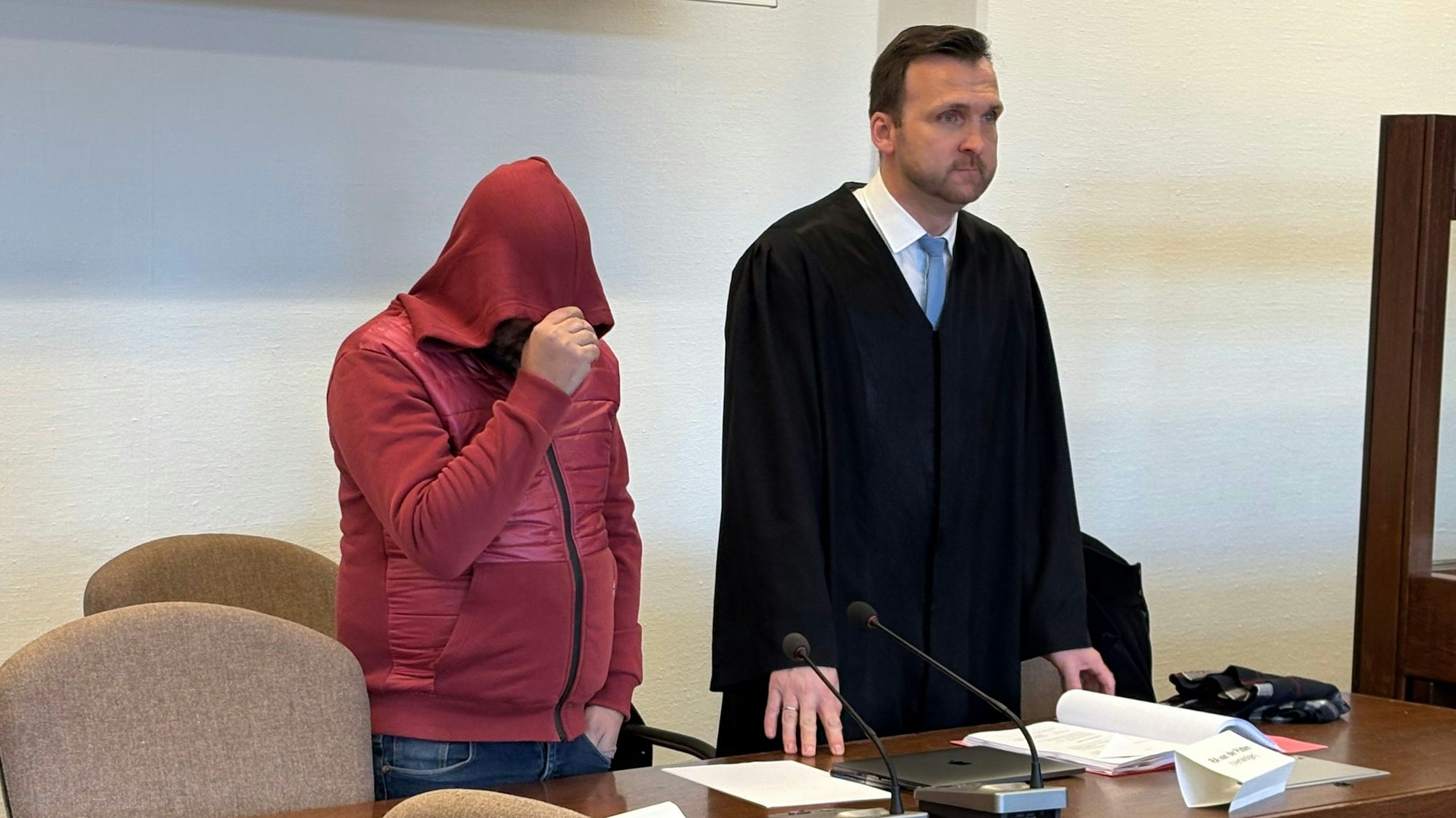 Der beschuldigte Taxifahrer mit seinem Verteidiger beim Prozessauftakt im Landgericht Köln