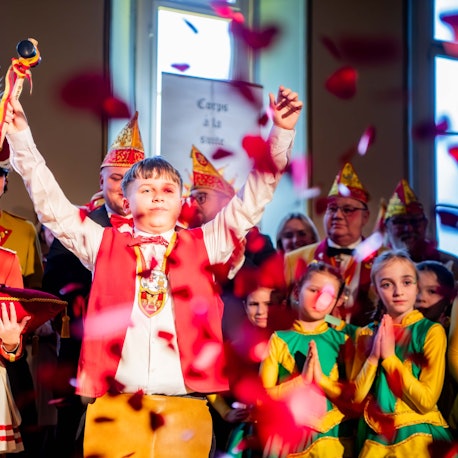 Im Euskirchener Casino steht Küfer Finn I. (Wassong) als Küfer mit erhobenen Armen, begleitet von anderen Karnevalisten, auf der Bühne.
