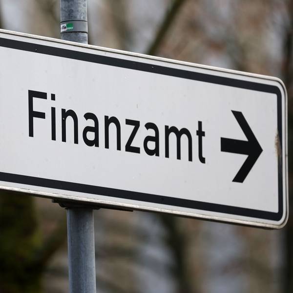 Ein Schild weist den Weg zum Finanzamt.