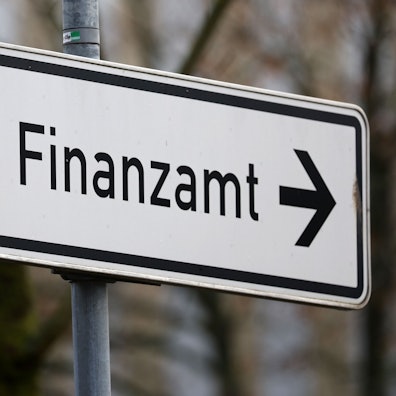 Ein Schild weist den Weg zum Finanzamt.