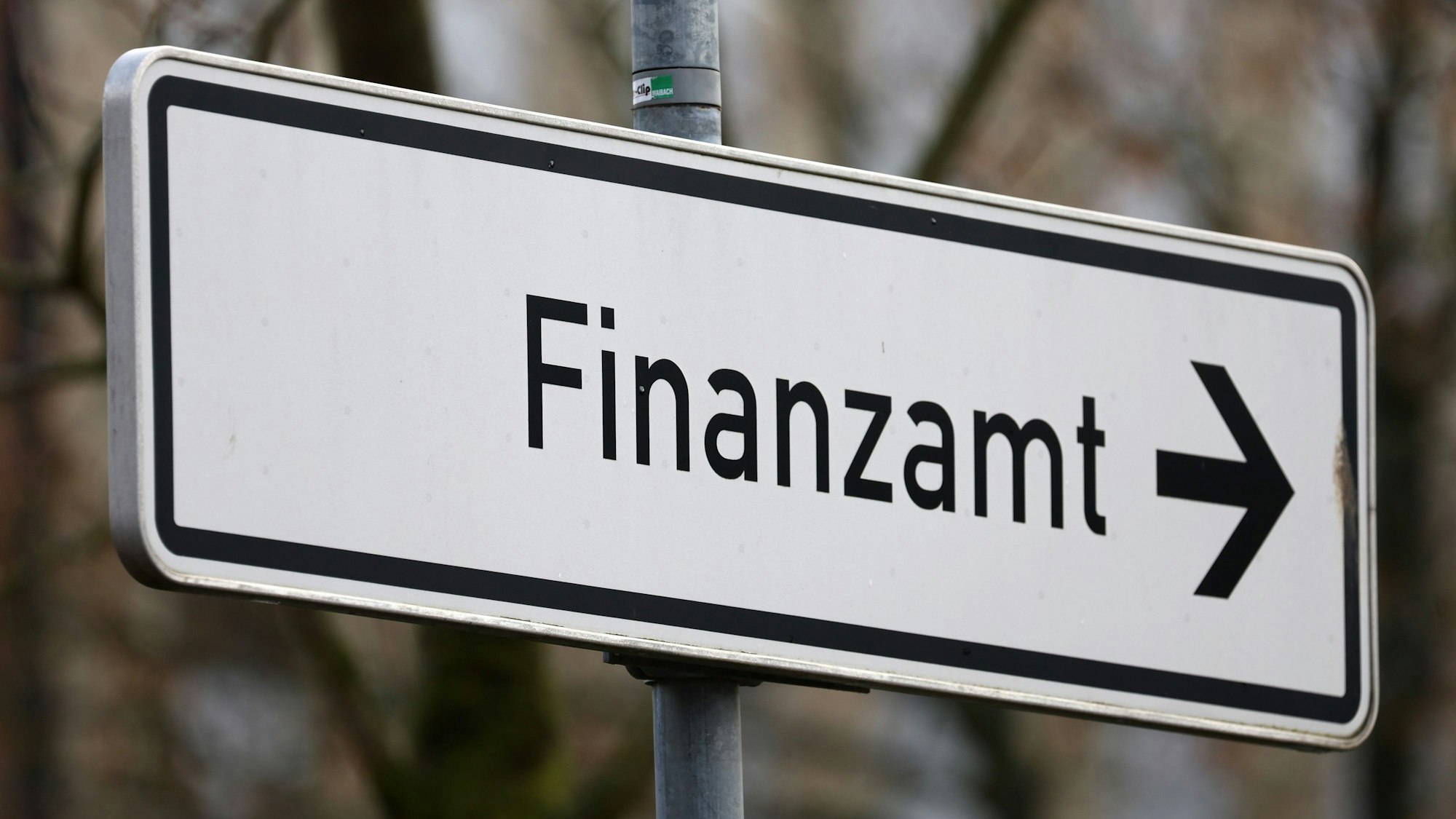 Ein Schild weist den Weg zum Finanzamt.