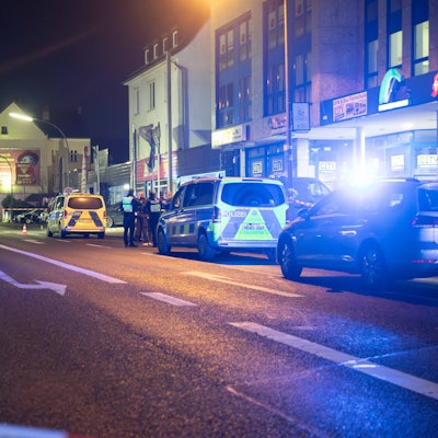 In Köln-Holweide ist ein 33-Jähriger auf der Bergisch-Gladbacher-Straße gegen 21.30 Uhr angeschossen worden.