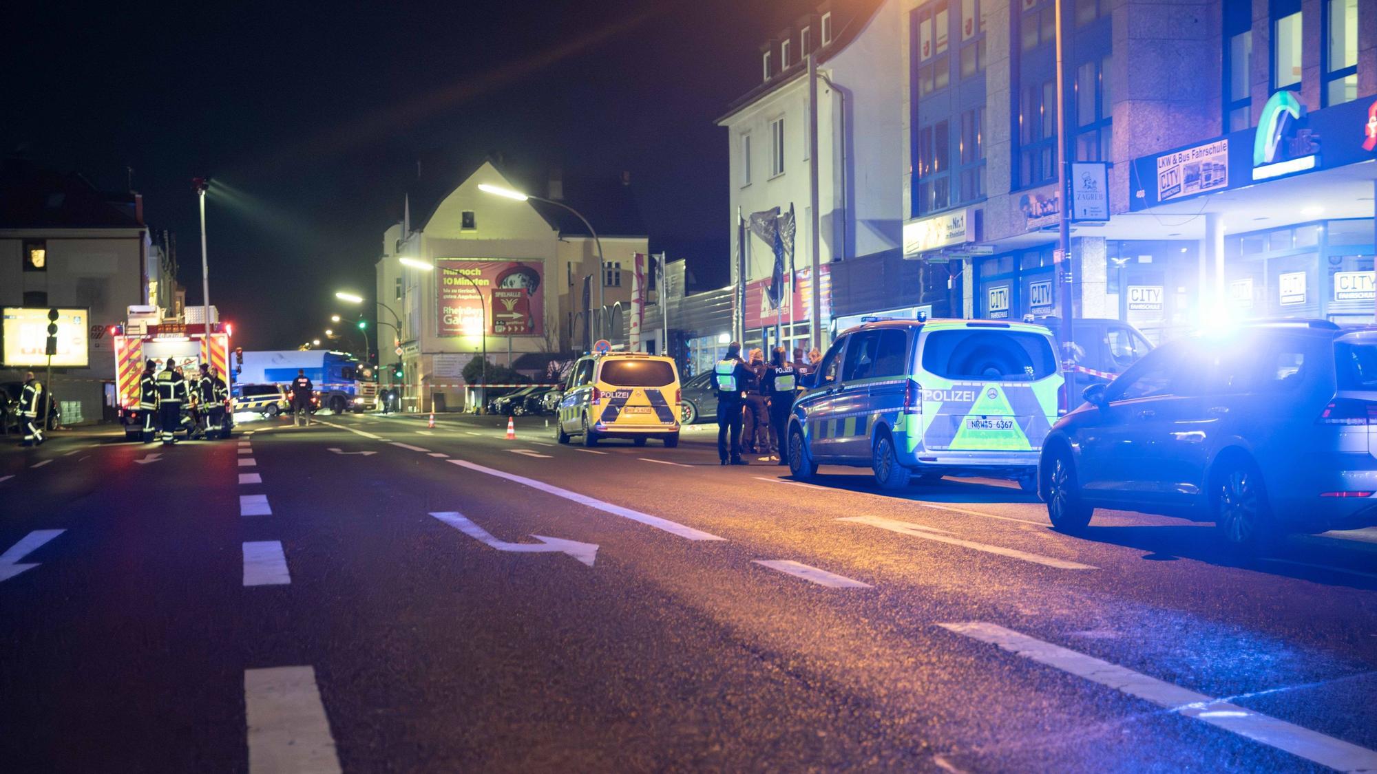 Die Polizei am Tatort nach dem Attentat auf der Bergisch Gladbacher Straße.