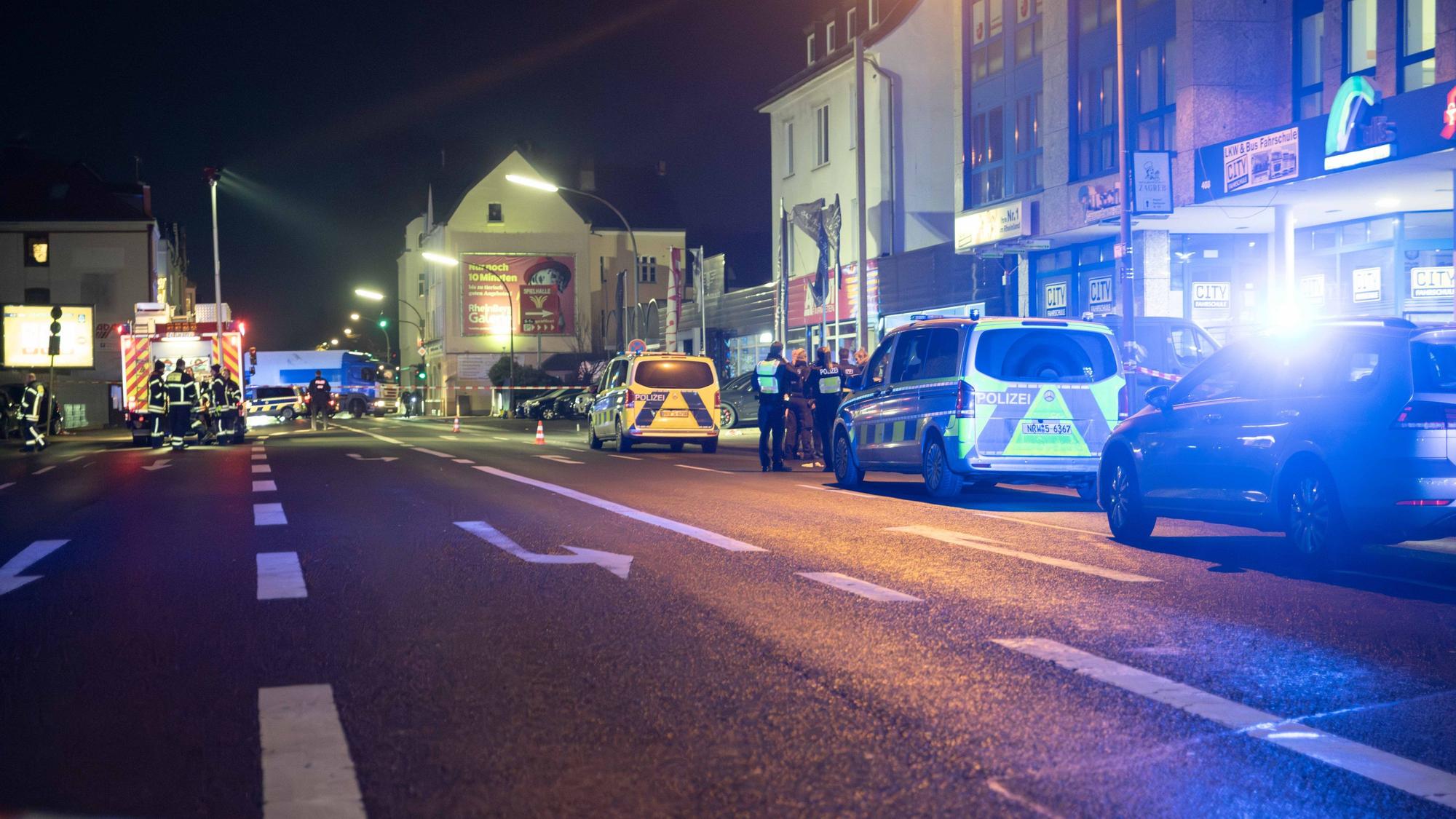 In Köln-Holweide ist ein 33-Jähriger auf der Bergisch-Gladbacher-Straße gegen 21.30 Uhr angeschossen worden.