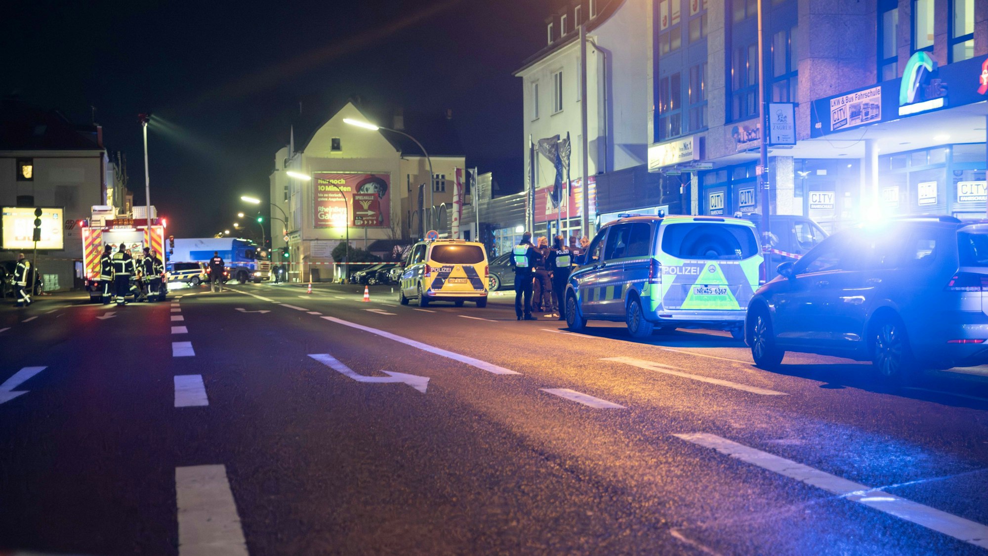 In Köln-Holweide ist ein 33-Jähriger auf der Bergisch-Gladbacher-Straße am Sonntagabend angeschossen worden.