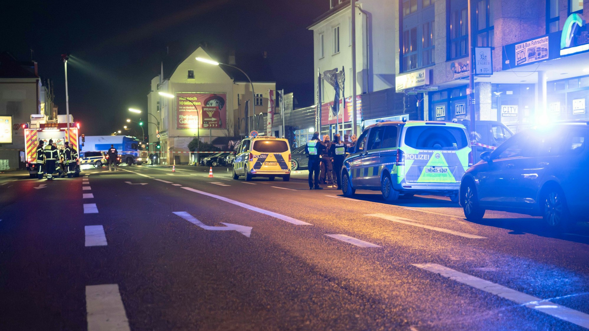 Die Polizei am Tatort nach der Schussabgabe auf der Bergisch Gladbacher Straße.