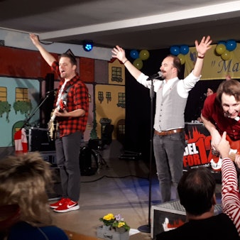 Von „Dat Wasser vun Kölle“ bis zu den „Pirate“: Die Combo „Veedel for 12“ sorgte mir kölschen Hits für Stimmung.