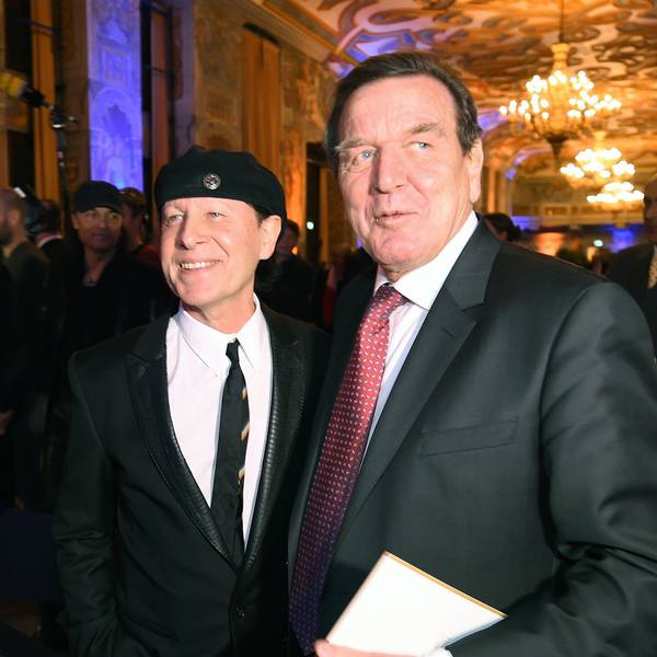 Scorpions-Sänger Klaus Meine und Altbundeskanzler Gerhard Schröder posieren 2015 bei einer Veranstaltung in Hannover.