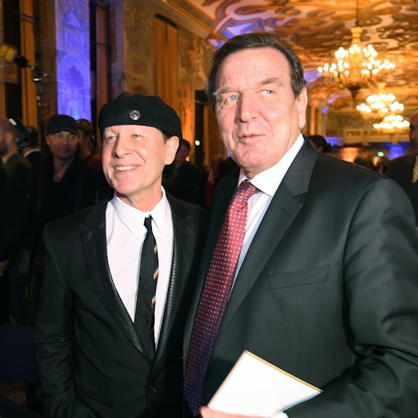Scorpions-Sänger Klaus Meine und Altbundeskanzler Gerhard Schröder posieren 2015 bei einer Veranstaltung in Hannover.