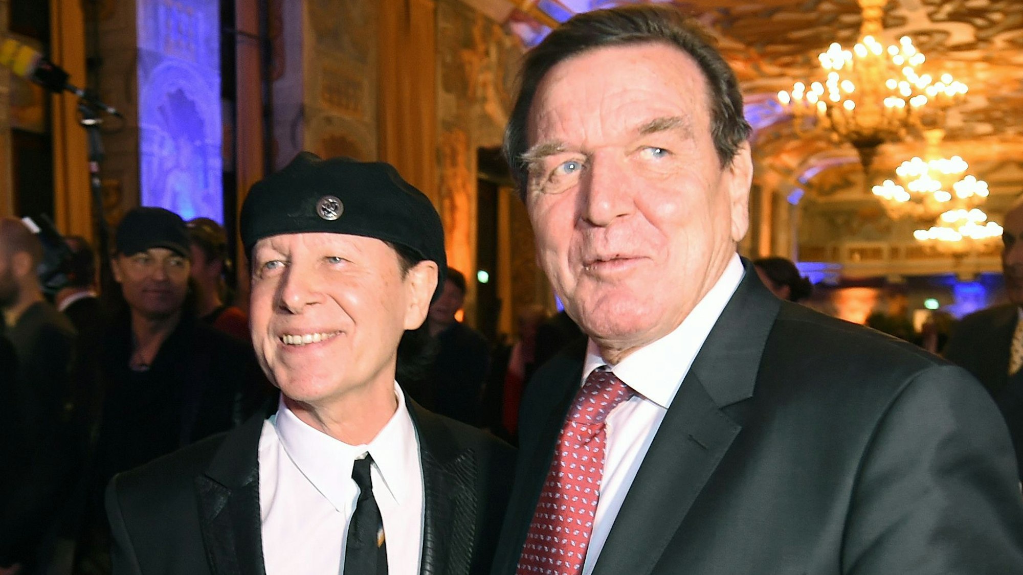 Scorpions-Sänger Klaus Meine und Altbundeskanzler Gerhard Schröder posieren 2015 bei einer Veranstaltung in Hannover.
